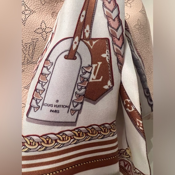 Louis Vuitton Muria Cream Mahina Leather with Brown braided strap and scarf - Picture 3 of 10